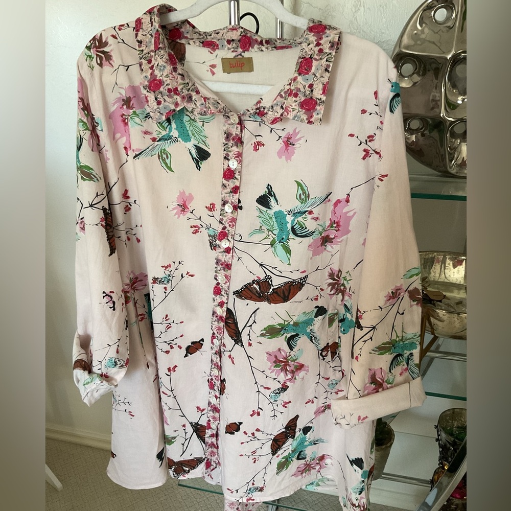 Tulip Floral Button-Front Women’s Tunic in Light Pink butterfly print